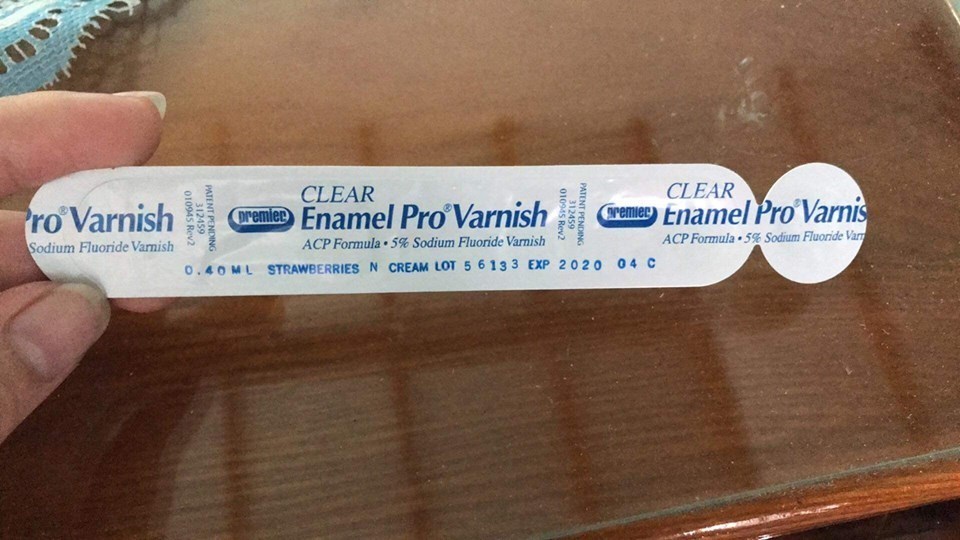 Bôi Fluorid Varnish phòng ngừa sâu răng - Nha khoa Yteeth